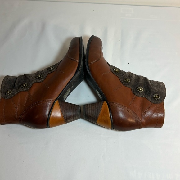 L’ARTISTE Sz 40 Belgarde Booties Embossed Suede and Smooth Leather Stacked Heel - Picture 6 of 12